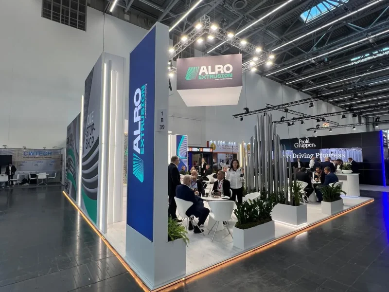 Side view of the ALRO Extrusion stand with aluminium profile display and planters