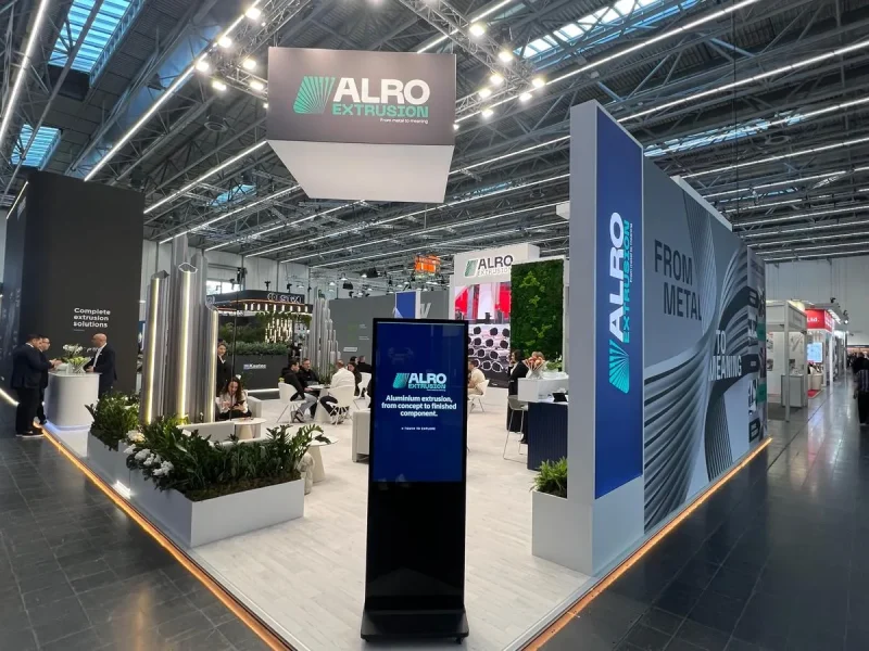 Digital totem and planters at the entrance of the ALRO Extrusion stand